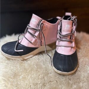 Sorel Kids' Pink and navy blue boots sz 5.5